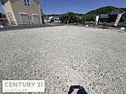 現地土地写真は周辺に住宅が建ち並び平坦な敷地が広がっています。日当たりが良好で開放感のある土地となっています。整地された状態ですぐにご検討いただける状況です。周囲の環境も静かな印象です。