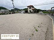 広々とした現地土地写真です。フラットな敷地で多様なプランに対応可能です。前面道路が広く車の出入りもスムーズです。周囲は開放感のあるロケーションとなっています。
