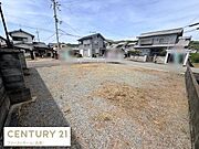 周辺は戸建て住宅が並ぶ落ち着いた街並みに位置しています。平坦な現地土地のため幅広いプランに対応可能です。前面道路に面しておりアクセスも便利です。整形地で使いやすい形状となっています。