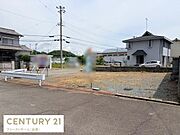 周辺には住宅が建ち並び落ち着いた雰囲気の現地土地写真です。前面道路は広く車の出入りもスムーズです。角地のため日当たりや風通しも期待できます。周囲の視界も広く開放感があります。