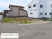 現地写真より敷地の形状や配置が分かりやすく写っています。前面道路は幅が広く車の出入りもスムーズに行えそうです。周囲の住宅とも距離が取られた立地となっています。区画が明確で整った印象です。