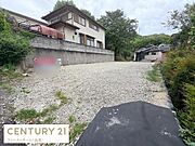 開放感のある広々とした敷地が特徴です。周囲には緑が多く自然を感じられる環境です。建物の配置や使い方を自由に検討できます。閑静な住宅地に位置しています。