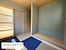 室内：和室ならではの落ち着いた雰囲気が広がっています。スライド式の扉で使いやすさが特徴です。床の間スペースもあり和の趣が感じられます。畳とアクセントカラーの組み合わせが印象的です。