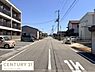 その他：前面道路は幅員が広く車の出入りがしやすい環境です。周囲には住宅やマンションが建ち並び整然とした印象を与えます。道路沿いには駐車スペースも確保されており日当たりも良好です。