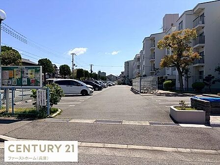 広々とした駐車場が敷地内にしっかりと確保されています。平面タイプで出入りもスムーズに行えます。周囲は開放感があり車の出し入れがしやすい点も魅力です。敷地内で駐車スペースを見つけやすい環境です。
