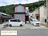 その他：落ち着いた色合いの外観が印象的な住宅です。敷地内に駐車スペースが確保されています。前面道路も広く車の出し入れがしやすいです。周囲には緑が多く開放感があります。建物のデザインも目をひきます。
