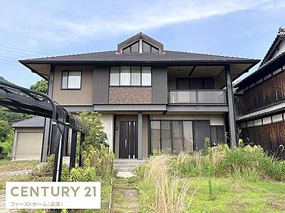 外観:落ち着いた色合いの外観が印象的な住まいです。ゆったりとした敷地で開放感があります。バルコニーや大きな窓から自然光が差し込みます。周囲の環境にも調和した佇まいです。玄関アプローチも広々としています。 外観:落ち着いた色合いの外観が印象的な住まいです。ゆったりとした敷地で開放感があります。バルコニーや大きな窓から自然光が差し込みます。周囲の環境にも調和した佇まいです。玄関アプローチも広々としています。