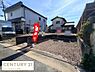 外観：前面道路に面した現地土地写真です。日当たりが良好で周囲には住宅が並ぶ落ち着いた環境に位置しています。敷地が整形されており建築のプランも検討しやすい区画となっています。更地のため即建築が可能です。