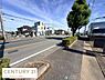 その他：前面道路は車通りが見通せる広さがあり開放感のある現地写真です。歩道が整備されており安心感が感じられます。周囲は住宅が並び落ち着いた雰囲気が伝わってきます。青空と街並みの調和が印象的な一枚です。