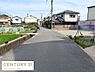 その他：前面道路が広々としており車の出し入れも安心です。周囲は落ち着いた住宅街に位置しています。現地の雰囲気を実際にご確認いただけます。道路の舗装状態も良好です。