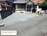 駐車場：ゆとりあるスペースの駐車場でお車の出し入れもスムーズに行えます。敷地はフラットで使いやすく日当たりも確保されています。道路からのアクセスも良好です。敷地の入口部分も幅広く安心してご利用いただけます。