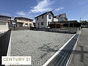 現地土地写真です。周囲は住宅が建ち並んでおり落ち着いた街並みが広がっています。道路に面していてアクセスも良好な立地です。敷地は整形地でさまざまな用途に利用しやすい形状です。