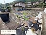外観：現地土地写真です。周囲は住宅が並ぶ落ち着いたエリアで敷地の広さが感じられます。道路からのアクセスもしやすく整った形状が特徴的です。様々な計画が立てやすい現地土地写真となっています。