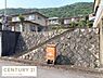 外観：緑豊かな環境が広がる現地土地写真です。周囲は閑静な住宅街で落ち着いた雰囲気が魅力的です。現地の様子をしっかりご確認いただけます。石積みの擁壁が敷地をしっかりと支えています。