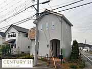 シンプルな外観デザインが特徴の一戸建てです。周囲に自然が感じられる環境に位置しています。道路に面しているため交通アクセスも良好です。植栽が敷地に彩りを加えています。