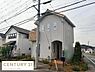 その他：シンプルな外観デザインが特徴の一戸建てです。周囲に自然が感じられる環境に位置しています。道路に面しているため交通アクセスも良好です。植栽が敷地に彩りを加えています。