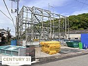 周囲に住宅が立ち並ぶ落ち着いたエリアに位置しています。前面道路も幅があり車の進入もスムーズです。