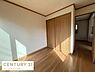 室内：明るい日差しが差し込むお部屋です。ナチュラルな木目調の床と扉が落ち着いた雰囲気を演出しています。収納スペースもしっかり確保されておりすっきりとした空間が広がります。居室として幅広くご利用いただけます。