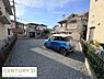 外観：住宅街の一角に位置し前面道路も広々としています。敷地は整形地で車の出入りもしやすい配置です。周囲には落ち着いた住宅が並び静かな環境が感じられます。用途に合わせて自由に活用できそうな現地土地写真です。
