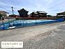 外観：現地土地写真では平坦で整備された敷地が広がっています。周囲には住居が点在し落ち着いた雰囲気が感じられます。道路に面しているためアクセスも便利です。