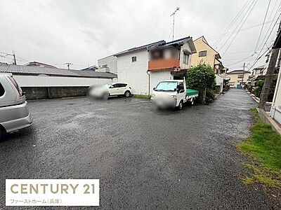 外観:敷地内に広々としたスペースが確保されています。車の出し入れがしやすい環境です。周辺にも建物が整然と並んでおり落ち着いた雰囲気が感じられます。舗装された地面で使いやすさが魅力的です。 外観:敷地内に広々としたスペースが確保されています。車の出し入れがしやすい環境です。周辺にも建物が整然と並んでおり落ち着いた雰囲気が感じられます。舗装された地面で使いやすさが魅力的です。