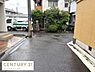 その他：前面道路の状況がひと目でわかる現地写真です。周囲には植栽もあり落ち着いた印象を感じられます。道路幅もしっかり確保されており車両の出入りも行いやすいです。舗装されているため雨の日も安心して移動できます。