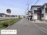 その他：現地写真には広々とした前面道路が映っており静かな住宅街の雰囲気を感じられます。周囲は開けており見通しの良い環境が特長です。道路幅があるため車の出入りもしやすい環境です。