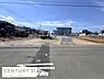 外観：現地土地写真では広々とした敷地が特徴です。道路に面したアクセスしやすい立地となっています。周囲には住宅や建物が立ち並び整備された街並みが広がっています。平坦な地形のため様々な用途にご活用いただけます。