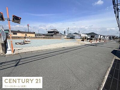 外観:広々とした敷地が特徴の外観です。前面道路はゆとりがあり車の出入りもスムーズです。周辺には落ち着いた住宅が建ち並んでいます。工事中の様子から新しい住宅街の雰囲気が伺えます。 外観:広々とした敷地が特徴の外観です。前面道路はゆとりがあり車の出入りもスムーズです。周辺には落ち着いた住宅が建ち並んでいます。工事中の様子から新しい住宅街の雰囲気が伺えます。