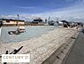外観：広々とした敷地で様々な用途にご活用いただける現地土地写真です。整地された状態でお好みのプラン検討がしやすい区画です。前面道路との接道もありアクセスも便利です。静かな周辺環境で落ち着いた印象です。