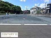 周辺には住宅が立ち並び落ち着いた雰囲気があります。道路からのアクセスもしやすい立地です。前面道路は整備されており利便性が感じられます。開放的な空間が広がり様々な用途に活用できそうです。