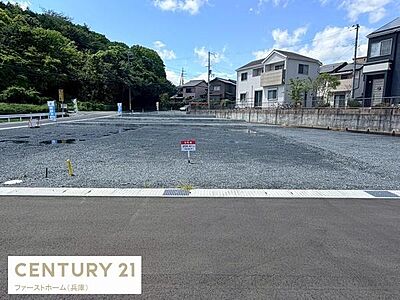 外観：周辺には住宅が立ち並び落ち着いた雰囲気があります。道路からのアクセスもしやすい立地です。前面道路は整備されており利便性が感じられます。開放的な空間が広がり様々な用途に活用できそうです。