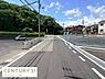 その他：広々とした前面道路が印象的な現地写真です。周囲は緑も感じられる環境で落ち着いた街並みが広がっています。舗装された道路は車通りもスムーズです。区画整備が行き届いている点も魅力です。