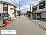 その他：ゆったりとした前面道路が広がり開放感のある現地の様子です。周辺には住宅が建ち並び穏やかな雰囲気が感じられます。空が広く日当たりをしっかりと確保できそうです。道路の幅員が十分にあり歩きやすい環境です。
