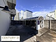 敷地内に屋根付きの駐輪場が設けられており天候に左右されず自転車を保管できます。広々としたスペースで複数台の自転車にも対応しています。周囲の建物に囲まれた落ち着いた環境が魅力です。