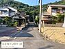 その他：前面道路は幅があり車の出入りもしやすい環境です。周囲には緑が多く落ち着いた住宅街が広がっています。現地は明るく開放的な雰囲気が感じられます。電柱や配線も整然としており住みやすい印象です。