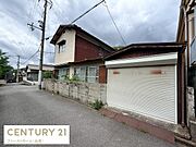 閑静な住宅街に佇む戸建てが魅力です。広々としたシャッター付きガレージがあり駐車や収納にも便利です。落ち着いた雰囲気の外観で長く住みやすい環境が特徴です。