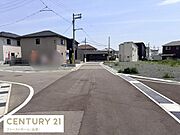 現地からの眺望が広がり周囲に開放感があります。前面道路は広く見通しが良い環境です。近隣は住宅が並び穏やかな景観が魅力です。
