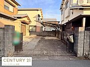 現地土地写真は落ち着いた住宅街の一角に位置しており前面道路からのアクセスがしやすい印象です。敷地の形が整っているためご検討の際にプランが立てやすいです。
