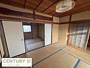 和の趣が感じられるリビングです。ふすまや障子が設けられており伝統的な雰囲気が広がります。明るい光が差し込む環境で落ち着いた時間を過ごせます。収納スペースの活用も便利です。広々とした空間が魅力的です。