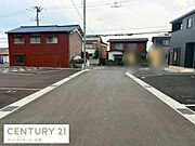前面道路が広々としており車の出し入れがしやすい環境です。周辺も整備されていて住みやすさが感じられます。道路もきれいで歩行や駐車もしやすい印象です。現地の様子がひと目で分かる写真です。