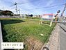 外観：広々とした現地土地写真です。開放感のある角地で道路に面してアクセスも良好です。周辺には住宅や電柱が整然と並んでおり住宅用地としても利用しやすい環境です。陽当たりもしっかり確保されています。