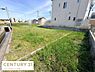 外観：広々とした現地土地写真です。周囲には住宅が立ち並び落ち着いた雰囲気を感じられます。南向きで日当たりも期待できそうです。フラットな形状で様々なプランに対応しやすい区画です。