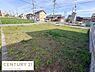 外観：現地土地写真は日当たりの良さが感じられる開放的な空間です。前面道路が広く周辺には住宅が建ち並んでいます。敷地内は平坦で幅広い用途に対応しやすい印象です。周囲の環境も落ち着いた雰囲気を保っています。