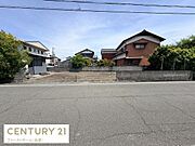 前面道路が広く車の出入りがしやすい土地です。周囲には落ち着いた住宅が立ち並び見通しの良い区画です。敷地が整形されており建築プランの自由度が高い土地です。現地土地写真から周りの環境もご確認いただけます。