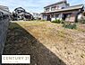 外観：陽当たりの良い現地土地写真です。周囲には住宅が建ち並び落ち着いた街並みとなっています。敷地が広く使い方の幅が広がります。現状更地のため計画がしやすい点も魅力です。住環境を重視される方におすすめです。