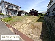 周囲には落ち着いた住宅が並び暮らしやすい環境が広がっています。道路に面しているので車の出入りもしやすいです。開放感のある現地土地写真となっています。静かな住環境を求める方にもおすすめです。