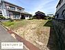 外観：周囲には落ち着いた住宅が並び暮らしやすい環境が広がっています。道路に面しているので車の出入りもしやすいです。開放感のある現地土地写真となっています。静かな住環境を求める方にもおすすめです。