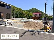周辺には緑が豊かで開放感のあるロケーションです。前面道路も幅広く車の出入りがしやすくなっています。建築中の現場で完成後のイメージが膨らみます。隣接する住宅との距離感も確保されています。