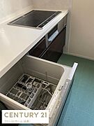 シンプルなデザインのキッチンにビルトイン食洗機が備わっています。IHクッキングヒーターが設置されているのでお手入れがしやすいです。引き出し収納も多く整理整頓しやすいキッチンです。